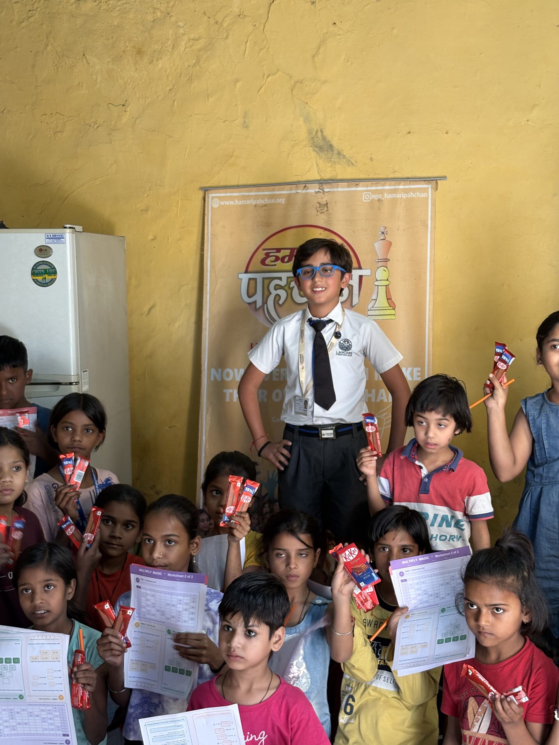 Child reading with the support of a volunteer
